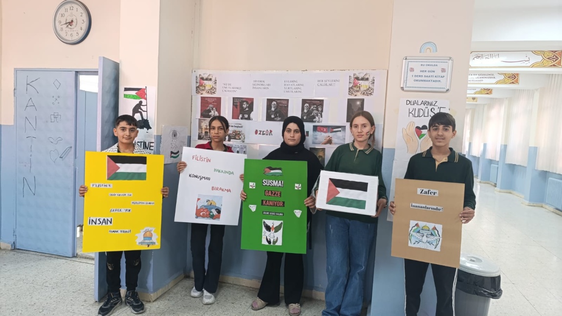 Filistin halkına destek olmak amacıyla okulumuzda yardım sandığı dolaştırıldı. Velilerimize, öğrencilerimize ve öğretmenlerimize teşekkür ediyoruz. 